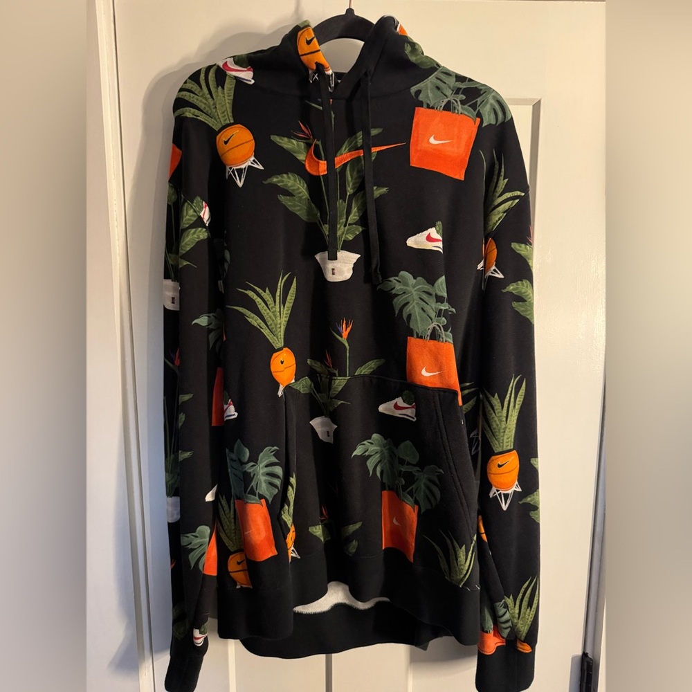 🏀 **Nike Limited Edition Hoodie – Standout Style!** 🌿